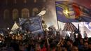 Suporter sudah menanti selama 33 tahun untuk menyaksikan kembali tim kesayangan mereka menjuarai Liga Italia. (Alessandro Garofalo/LaPresse via AP)