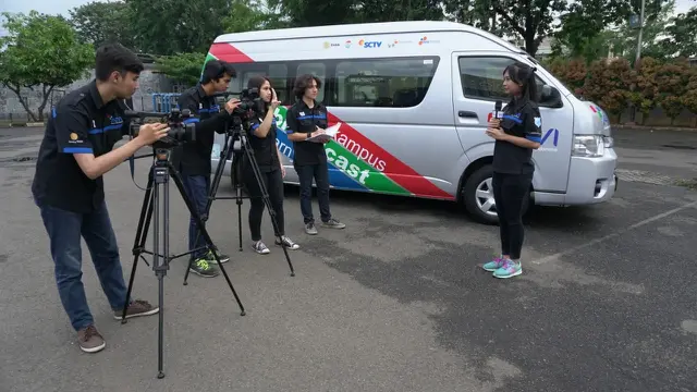 Mahasiswa ATVI tengah praktik lapangan peliputan.