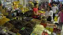 Aktivitas pedagang buah kurma di pasar Tanah Abang, Jakarta, Jumat (26/6/2015). Memasuki Ramadan, penjualan kurma meningkat karena buah asal Timur Tengah ini banyak dikonsumsi untuk berbuka puasa. (Liputan6.com/Johan Tallo)