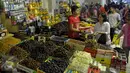 Aktivitas pedagang buah kurma di pasar Tanah Abang, Jakarta, Jumat (26/6/2015). Memasuki Ramadan, penjualan kurma meningkat karena buah asal Timur Tengah ini banyak dikonsumsi untuk berbuka puasa. (Liputan6.com/Johan Tallo)