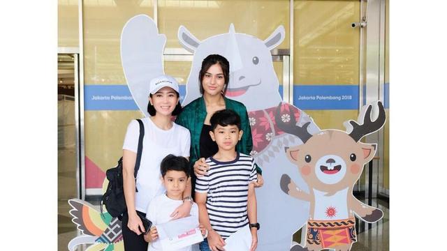 7 Potret Kebersamaan Bunga Zainal dan Anak Sambungnya, Bak Kakak Adik