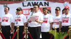 Mendagri, Tjahjo Kumolo (tengah) membaca ikrar lawan kampanye hoax dan berujar kebencian saat apel bersama ASN Kemendagri dan BNPP di Lapangan Monas, Jakarta, Jumat (15/2). Apel diikuti ASN dari kedua instansi tersebut. (Liputan6.com/Helmi Fithriansyah)