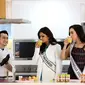 Miss Universe 2021, Harnaaz Sandhu, dan Puteri Indonesia 2022, Laksmi Shari De Neefe Suardana membagikan inspirasi resep masakan sehat ala Mustika Ratu bersama Tupperware.