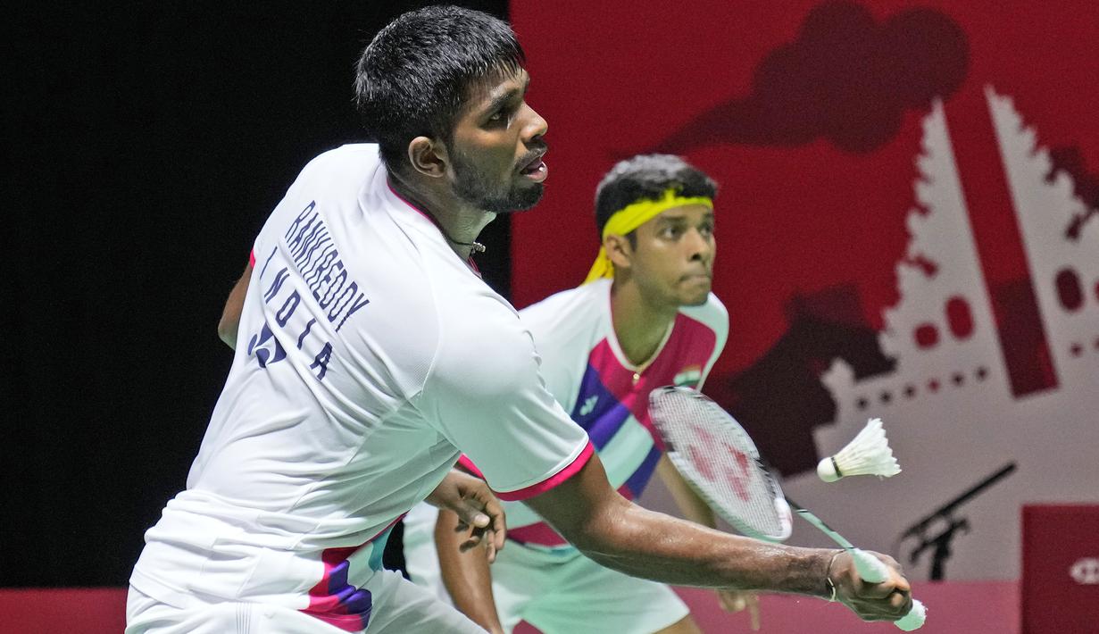 Ganda putra India, Satwikasairaj Rankireddy/Chirag Shetty menjadi pemain terbaru yang mundur dari turnamen BWF World Tour Finals 2021. Mereka memutuskan mundur ketika akan bertanding dengan andalan ganda putra Indonesia, Marcus/Kevin. (AP/Dita Alangkara)