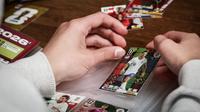 Seorang kolektor mengatur kartu perdagangan Panini dari koleksi resmi Piala Dunia FIFA 2026 Adrenalyn XL di Namur pada 25 Maret 2026 (BRUNO FAHY /Belga/AFP)