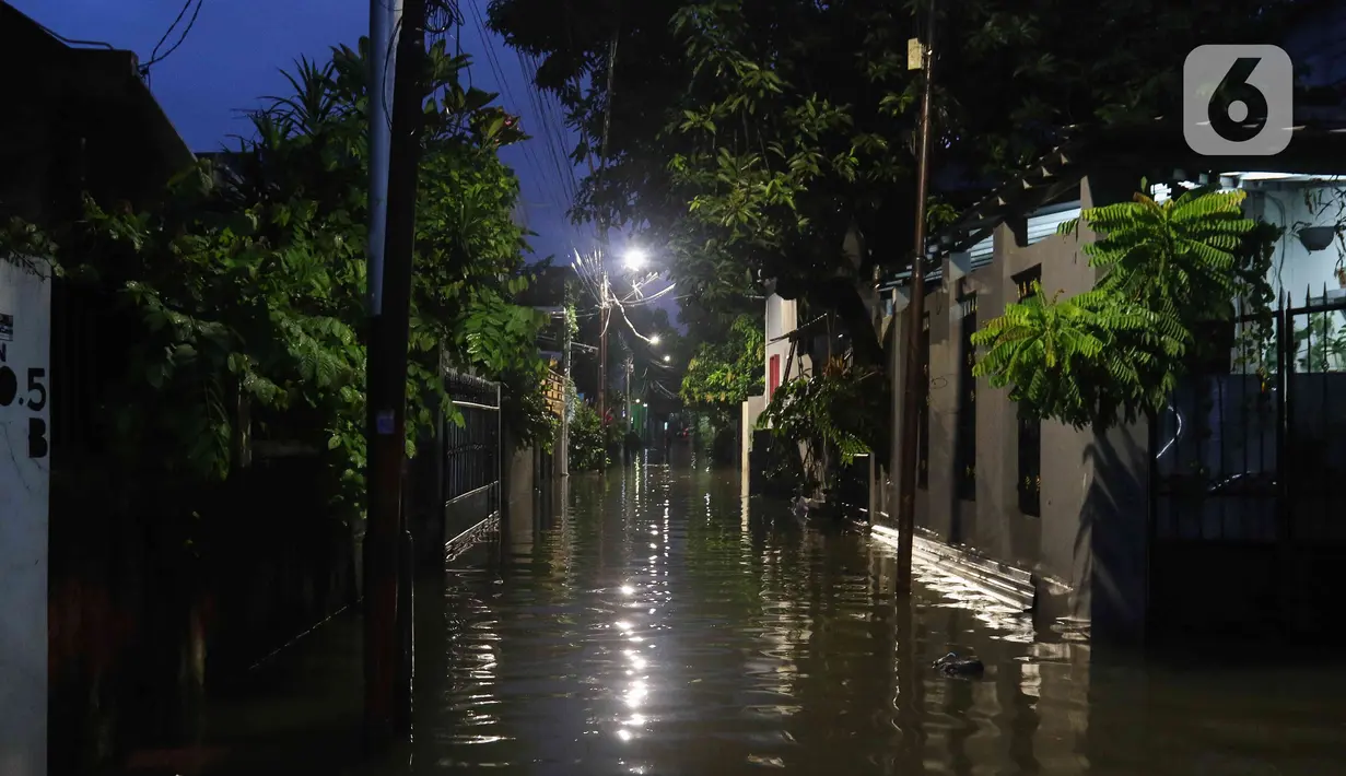 Kondisi banjir yang melanda Jalan Bangka, Jakarta, Rabu (4/1/2023). Hujan deras yang terjadi pada Rabu sore membuat Kali Mampang meluap hingga menyebabkan banjir di kawasan tersebut dengan ketinggian bervariasi mulai dari 40 hingga 60 cm. (Liputan6.com/Herman Zakharia)