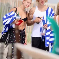 Kencan di pantai ini adalah salah satu dari kegiatan romantis yang sepertinya sering dilakukan keduanya akhir-akhir ini. (SplashNews/HollywoodLife)