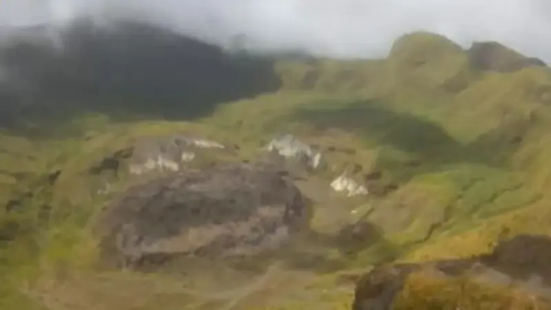 Aktivitas vulkanik Gunung Awu di Kabupaten Kepulauan Sangihe, Sulut.