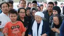 Sejumlah saudara, kerabat dan teman ikut menghadiri pemakaman Pak Raden di TPU Jeruk Purut, Jakarta, Sabtu (31/10/2015). Pak Raden menghembuskan napas terakhirnya di RS Pelni Jakarta pada pukul 22.20 WIB, Jumat (30/10/2015).(Liputan6.com/Herman Zakharia)