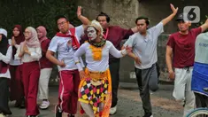 Sejumlah mahasiswa melakukan paduan suara dan gerak tari saat Car Free Day, di Jakarta, Minggu (25/9/2022). Pagelaran ini merupakan bentuk pengenalan seni kepada masyarakat yang tengah melakukan aktivitas di CFD. (Liputan6.com/Angga Yuniar)