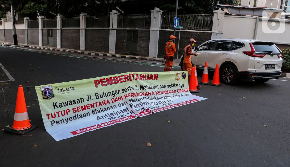 Spanduk pemberitahuan penutupan area kawasan Taman Ayodya, Jalan Bulungan dan Mahakam, Jakarta, Rabu (23/9/2020). Penutupan jalan dilakukan agar masyarakat tidak berkumpul di area itu pada waktu malam hari dan guna menekan angka penularan virus coronaCOVID-19. (Liputan6.com/Johan Tallo)