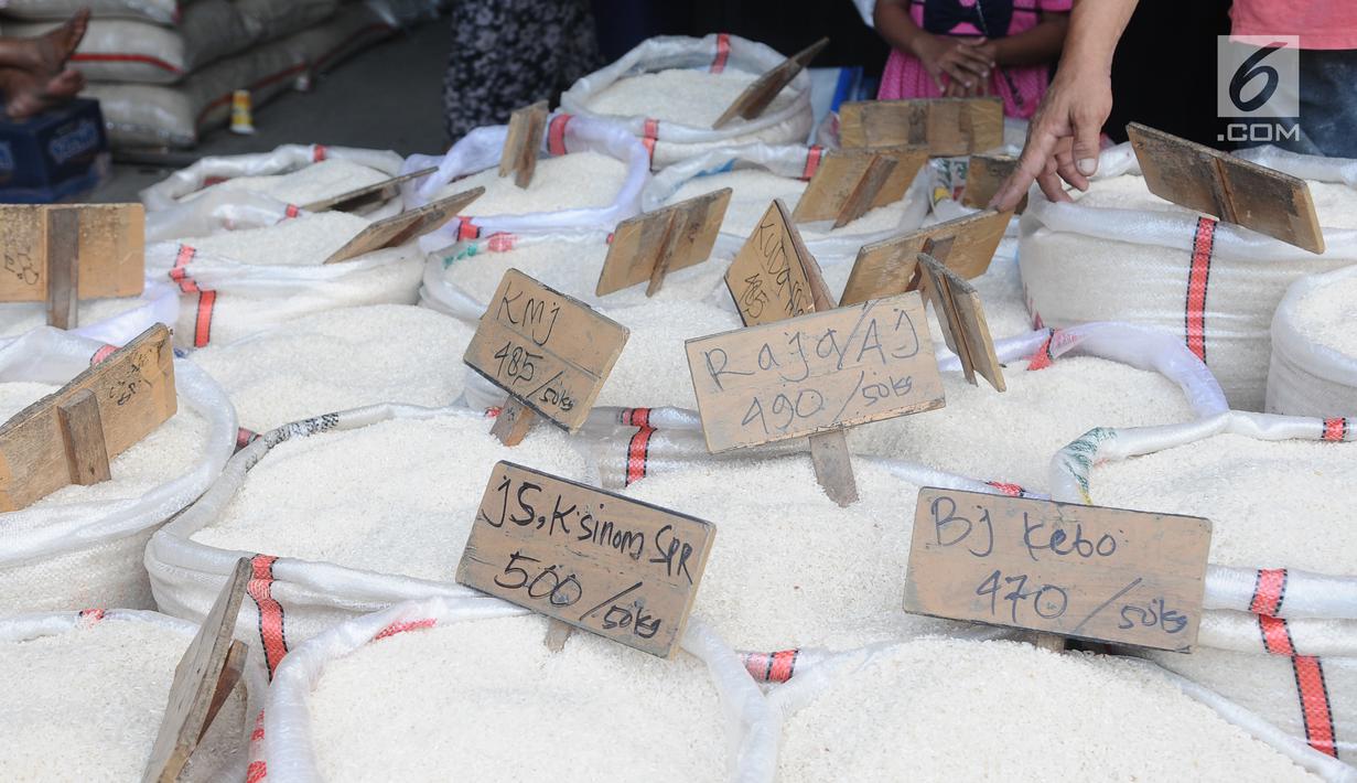 Beras dijual di pasar induk cipinang, Jakarta, Kamis (13/12). Direktur Pasar Induk Beras Cipinang Arief Prasetyo Adi memastikan, ketersediaan stok beras di pasar masih dalam kategori aman jelang Natal 2018 dan Tahun Baru 2019. (Liputan6.com/Angga Yuniar)