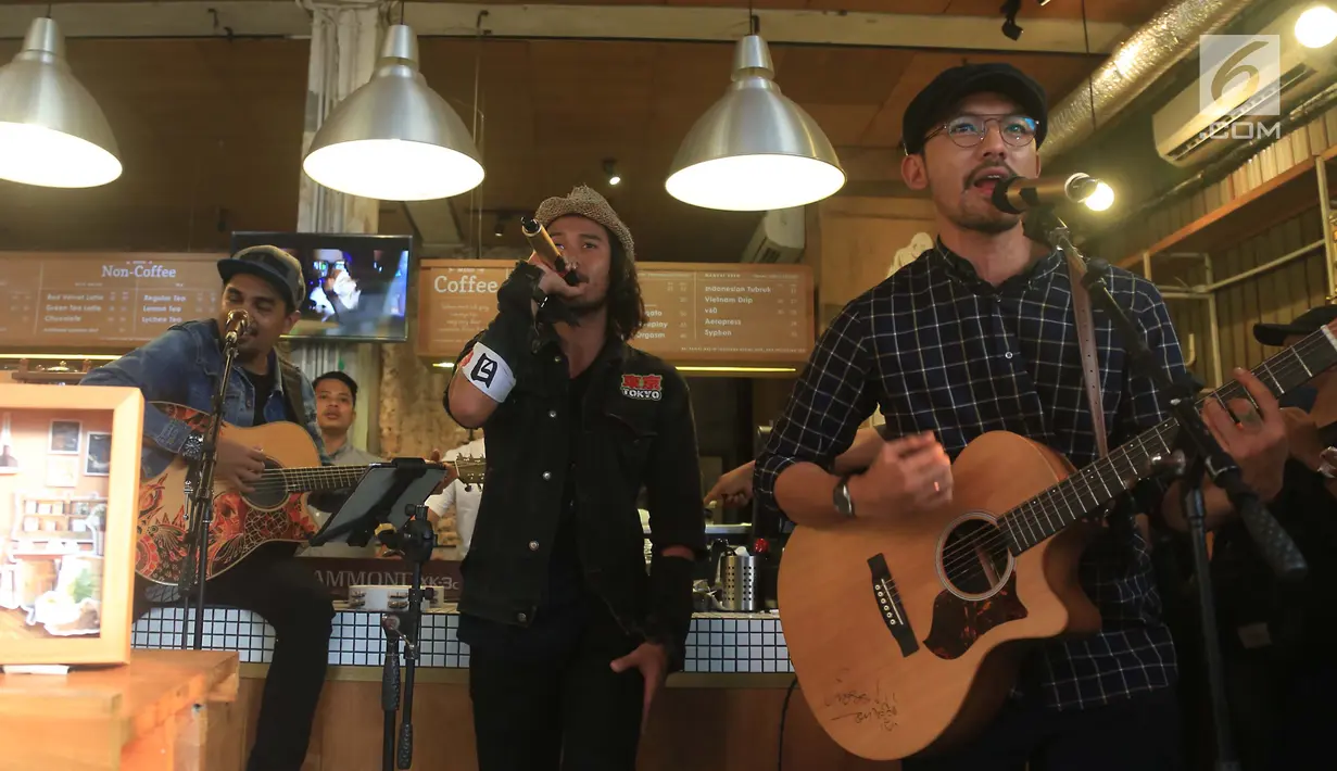 Aktor Rio Dewanto, Chicco Jerikho dan Penyanyi Glenn Fredly saat membawakan soundtrack film filosofi kopi 2 di kawasan Melawai, Jakarta, Selasa (23/05). (Liputan6.com/Herman Zakharia)