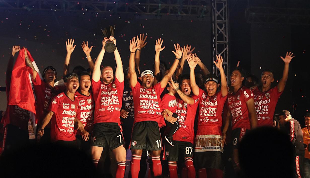 Para pemain Bali United merayakan gelar juara Liga 1 2019 di Stadion Kapten I Wayan Dipta, Bali, Senin (23/12). Puncak perayaan juara ini dimeriahkan Via Vallen dan Tari Kecak. (Bola.com/Aditya Wany)