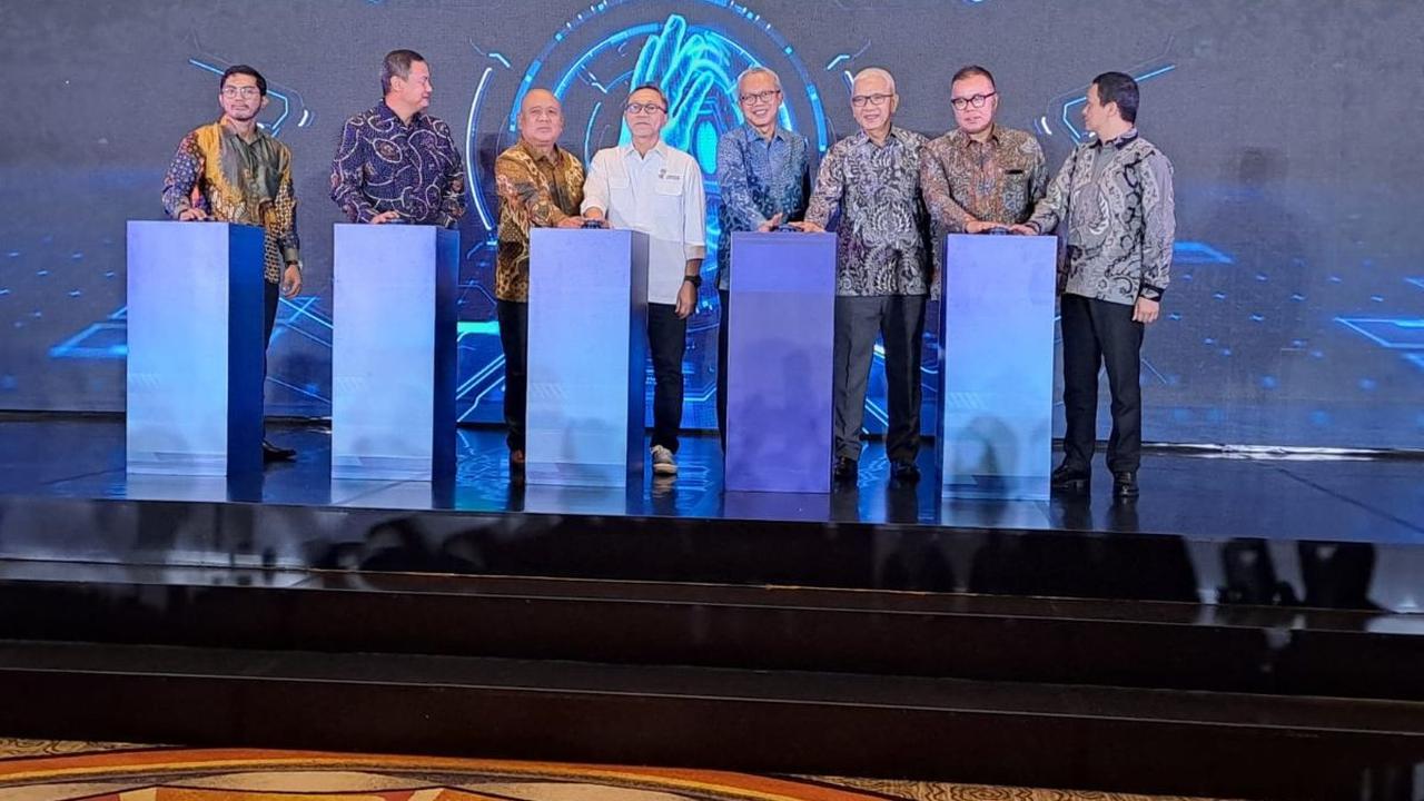 Menurutnya, pemerintah bertugas untuk memberikan literasi kepada masyarakat dengan memberikan informasi yang tepat terkait risiko, manfaat, potensi, dari perdagangan aset kripto.
