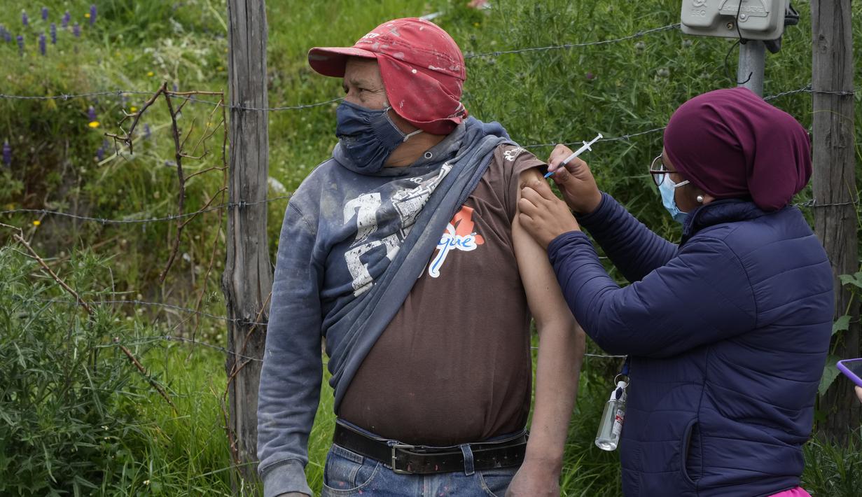 Seorang tukang batu menerima vaksin COVID-19 di jalan di lingkungan La Lucha de los Pobres, Ekuador, 26 Januari 2022. Brigade campuran dari pemerintah kota dan Kementerian Kesehatan mengunjungi lingkungan miskin untuk mendeteksi kasus COVID-19 dan melakukan vaksinasi. (AP Photo/Dolores Ochoa)