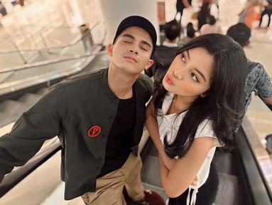 Film Dilan 1990 adalah film pertama yang pertemukan Yoriko Angeline dan Omara Esteghlal. Selain Iqbaal Ramadhan dan Vanesha Prescilla, Yoriko dan Omara juga jadi perhatian penonton. Meski baru pertama kali disatukan pada saat itu, namun chemistry keduanya sampai ke penonton. Luangkan waktu bertemu, kebersamaan dua artis muda ini tetap kompak. (Liputan6.com/IG/@yorikooangln_)