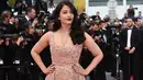 Aktris Bollywood, Aishwarya Rai menjadi pusat perhatian saat menghadiri pemutaran film "The BFG" (Le Bon Gros Geant) pada Festival Film Cannes ke-69 di Cannes, Perancis, Sabtu (14/5). Aishwarya mengenakan gaun panjang berwarna nude. (ALBERTO PIZZOLI/AFP)
