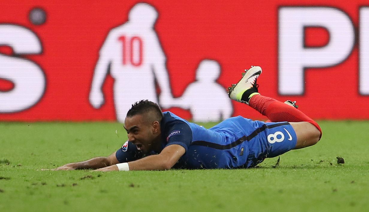 Pemain Prancis, Dimitri Payet melakukan selebrasi usai mencetak gol kedua saat melawan Rumania di Euro 2016, Stade de France, Prancis (11/6). Prancis menang dengan skor 2-1. (Reuters/ Lee Smith)