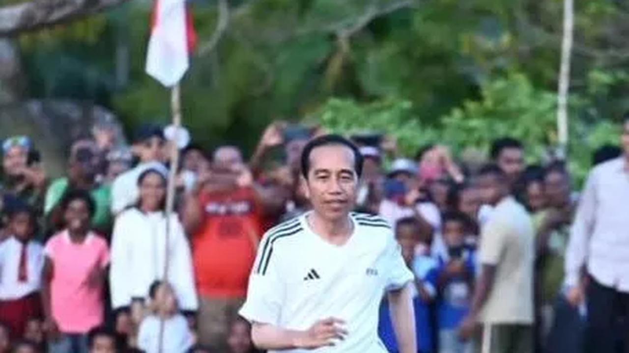 VIDEO: Gocekan Jokowi Main Bola di Biak, Ada Momen Kejutan Tempel Jidat ke Tiang Gawang