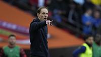 Manajer Chelsea Thomas Tuchel memberi instruksi dalam pertandingan final Carabao Cup melawan Liverpool di Stadion Wembley, London, Minggu, 27 Februari 2022. (AP Photo/Alastair Grant)