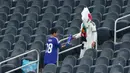 Kebiasaan mulia ini kembali menyedot perhatian internasional di Piala Dunia 2026, seperti yang terlihat jelas setelah laga Jepang vs Belanda di Dallas Stadium, Texas. (AP Photo/Jessica Tobias)