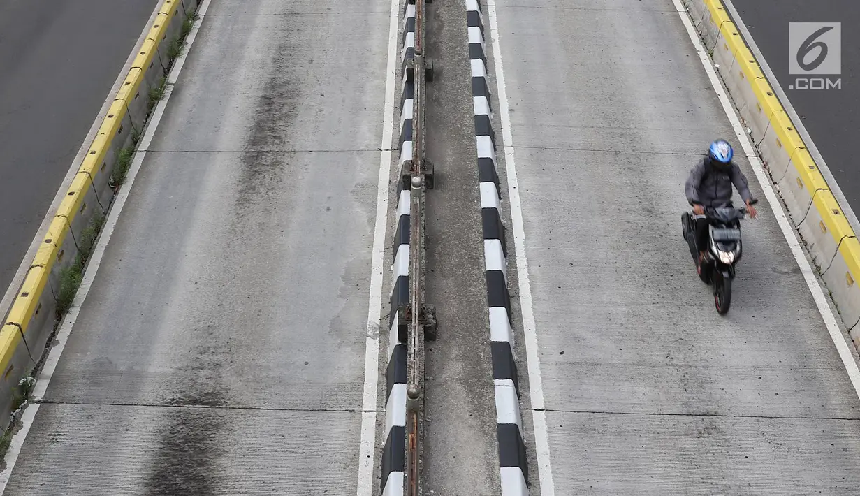 Pengendara sepeda motor melintasi jalur bus Transjakarta di Jalan Gunung Sahari, Jakarta, Kamis (27/12). Selain melanggar hukum, perilaku buruk pemotor tersebut juga dapat membahayakan keselamatan. Liputan6.com/Immanuel Antonius