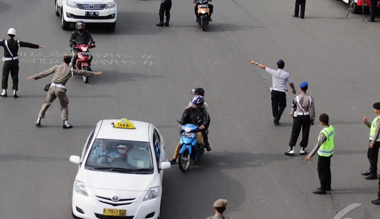 Uji coba larangan kendaraan roda dua ini akan diterapkan selama satu bulan, Jakarta, Rabu (17/12/2014). (liputan6.com/Faizal Fanani)