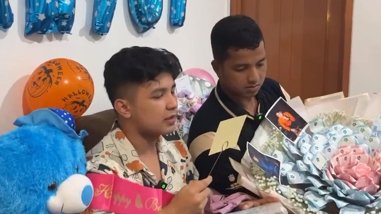 Potret Jirayut Dapat Kejutan Ulang Tahun dari Keluarga, Menangis Haru Baca Kartu Ucapan dan Dapat Kado