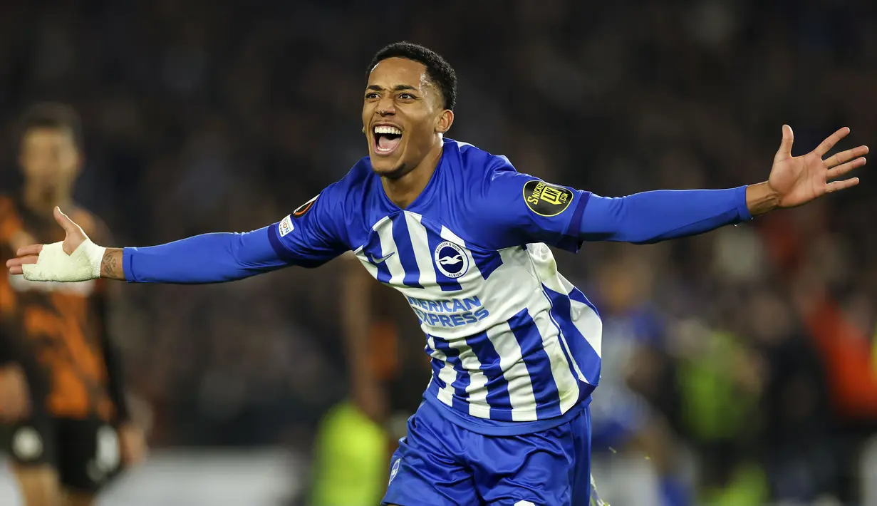 Pemain Brighton, Joao Pedro merayakan golnya ke gawang Marseille pada laga terakhir Grup B Liga Europa 2023/2024 di American Express Community Stadium, Brighton, Inggris, Jumat (15/12/2023). (AP Photo/Ian Walton)