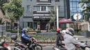 Pengendara motor melintas di depan pasien Covid-19 yang sedang berjemur di sebuah hotel kawasan Salemba, Jakarta, Senin (22/2/2021). Para pasien Covid-19 memilih hotel dengan alasan lebih nyaman dan privasi dibandingkan rumah sakit meskipun mengeluarkan biaya lebih.  (merdeka.com/Iqbal S. Nugroho)
