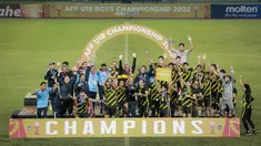 Pemain Timnas Malaysia U-19 melakukan selebrasi usai menjuarai Piala AFF U-19 2022 di Stadion Patriot Chandrabhaga, Bekasi, Jumat (15/7/2022). (Bola.com/Bagaskara Lazuardi)