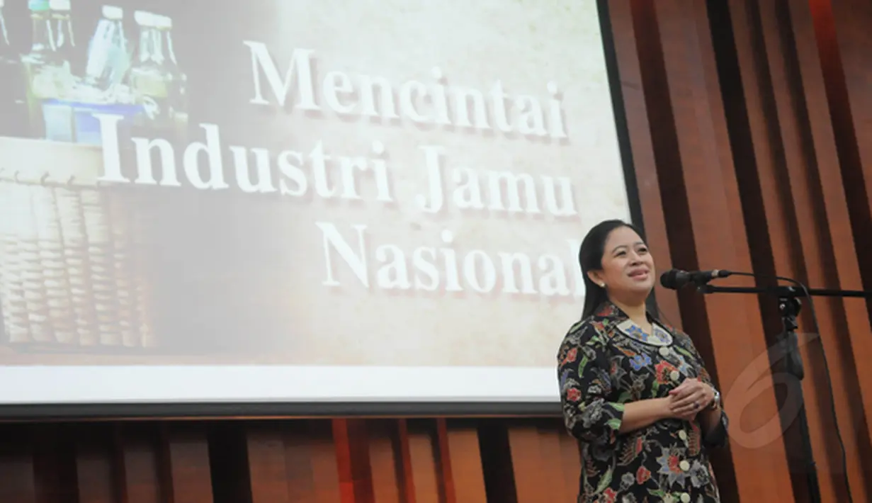 Menko PMK Puan Maharani memberikan pendapat saat acara minum jamu bersama di gedung Kementerian Perindustrian, Jakarta Jumat (16/1/2015). (Liputan6.com/Herman Zakharia)