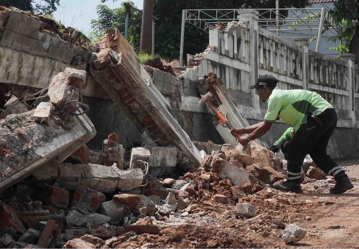 FOTO: Perbaikan Tembok Roboh di TPU Jeruk Purut