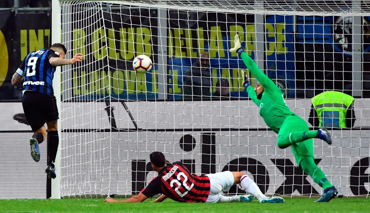 Pemain Inter Milan, Mauro Icardi (kiri) menyundul bola ke gawang AC Milan pada laga Serie A di Stadion San Siro, Milan, Italia, Minggu (21/10). Gol tunggal Icardi membawa Inter Milan menang atas AC Milan. (Daniel Del Zennaro/ANSA via AP)
