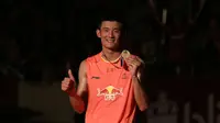 Pebulutangkis tunggal putra Tiongkok, Chen Long (kanan), berpose dengan medali emas Kejuaraan Dunia Bulutangkis 2015 setelah mengalahkan pebulutangkis Malaysia, Lee Chong Wei di Istora Gelora Bung Karno, Senayan, Jakarta. Minggu (16/8/2015). (Bola