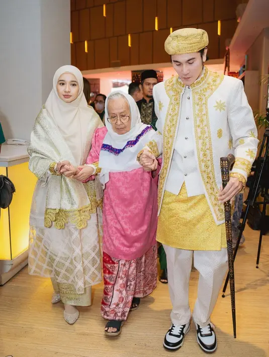 Momen lain memperlihatkan Vino yang masih mengenakan busana adat Minang saat bersama Laudya Cynthia Bella dan Ummi Azizah, putri tertua Buya Hamka.