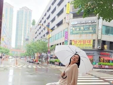 Kebahagiaan pancarkan di wajah aktris senior, Lydia Kandou sambil membawa payung.(instagram.com @lydiakandou_)