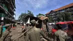 Sejumlah petugas satpol PP membongkar bangunan liar di kawasan rusun tanah tinggi, Jakarta, Rabu (4/3/2015).  Sebanyak 10 bangunan liar di Rumah Susun (Rusun) Tanah Tinggi ditertibkan aparat satpol PP. (Liputan6.com/Faizal Fanani)