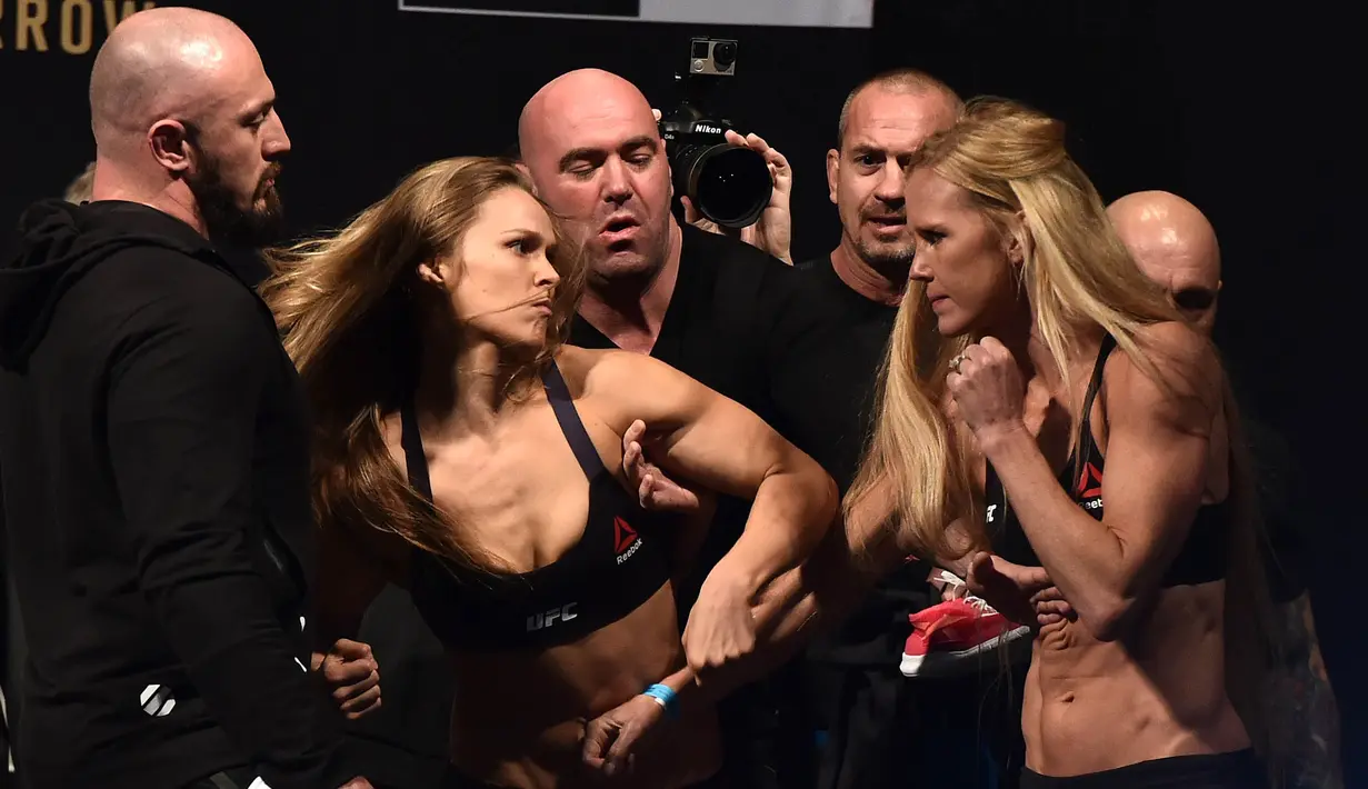 Holly Holm (kanan) mulanya tidak diunggulkan bisa menang dari sang juara bertahan, Ronda Rousey. (EPA/Julian Smith)