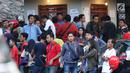 Sejumlah suporter antri di loket tiket laga semifinal Kejuaraan Voli Asia 2017 di di GOR Tri Dharma, Gresik, Senin (31/7). Tiket laga semifinal semifinal Kejuaraan Voli Asia 2017 terjual habis. (Liputan6.com/Helmi Fithriansyah)