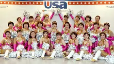 Cheerleader yang menamakan dirinya "Jepang Pom Pom" berpose bersama saat Kejuaraan Nasional Cheerleader 2016 di Chiba, Jepang (26/3). Anggota tim Jepang Pom Pom adalah wanita yang telah lanjut usia.  (AFP PHOTO / Toru Yamanaka)