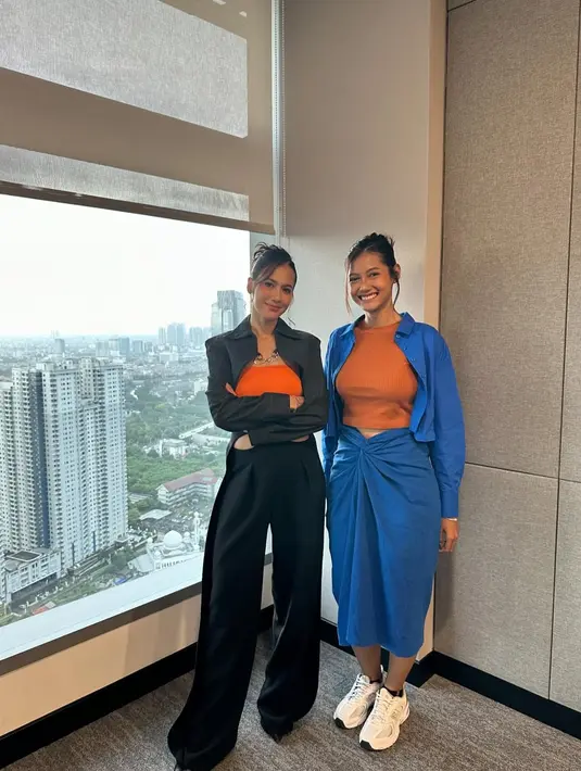 Kalau bosan dengan setelan blazer dan loose pants, kamu bisa tiru gaya Pevita yang satu ini. Ia kenakan tanktop orange dengan cropped blazer dan flare pants [@pevpearce]