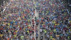 Ribuan pelari ambil bagian dalam ajang Berlin Maraton ke-43 di Berlin (25/9/2016). (AFP/John Macdougall)