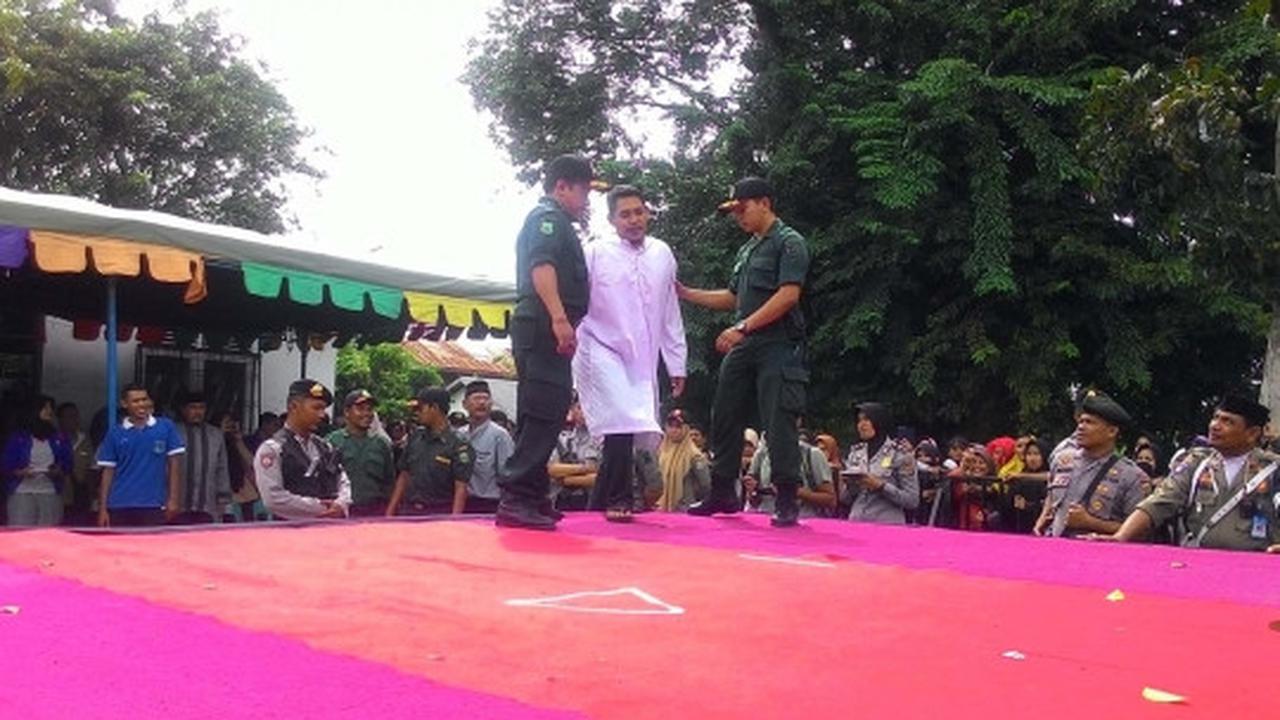 Tiga penjudi sabung ayam dihukum cambuk di depan umum