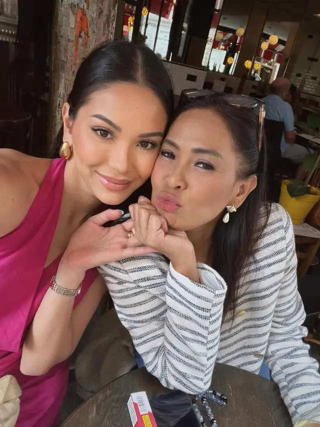 7 Inspirasi Style Anting Risa Dewi Ibunda Alyssa, Super Stylish dan Awet Muda Usia 57 Tahun