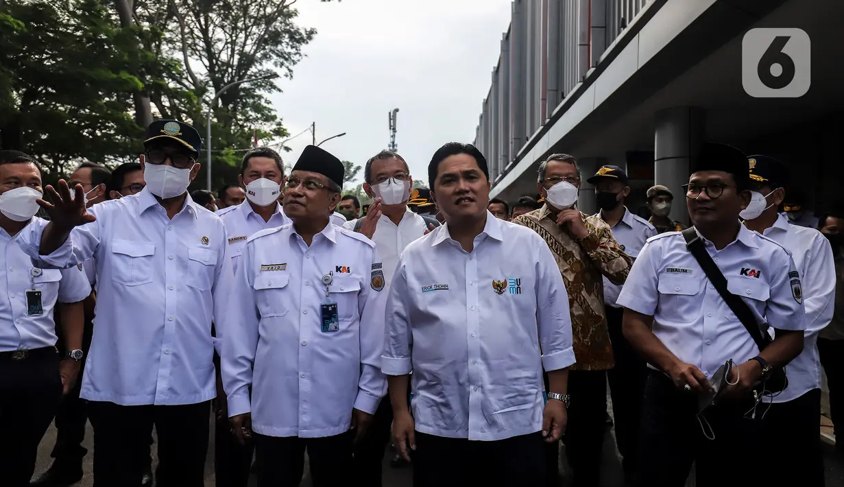 Menteri Perhubungan (Menhub) Budi Karya Sumadi, Menteri Badan Usaha Milik Negara (BUMN) Erick Thohir, serta Komisaris Utama PT KAI Said Aqil Siroj saat peresmian peningkatan aksesibilitas  dan penataan Stasiun Pondok Ranji, Tangerang Selatan, Banten, Kamis (16/6/2022). (Liputan6.com/Johan Tallo)
