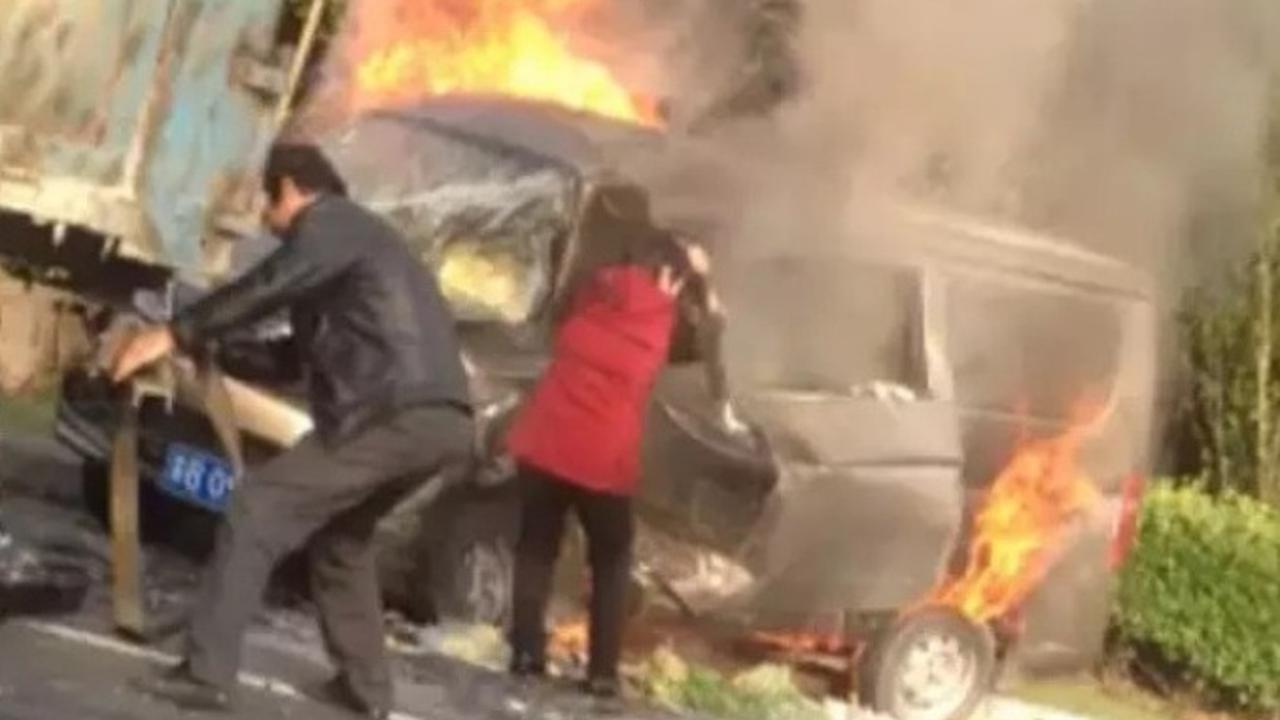 Suami Korbankan Diri Selamatkan Istri dari Kebakaran Mobil. Foto : Shanghaiist