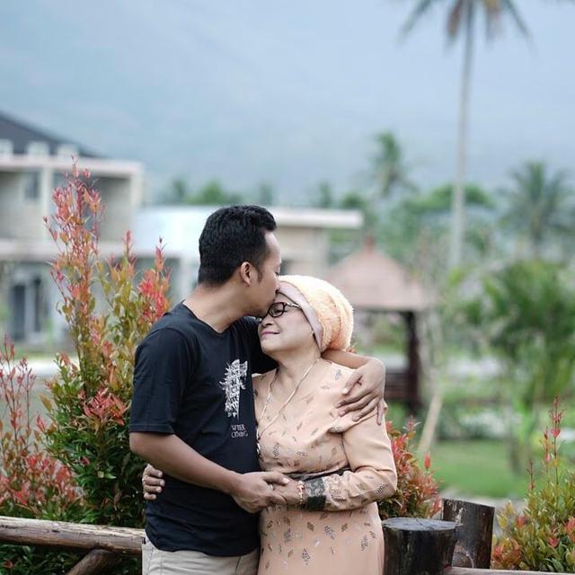 Ibunda Meninggal Dunia, Ini 6 Momen Kenangan Denny Cagur dan Sang Mama