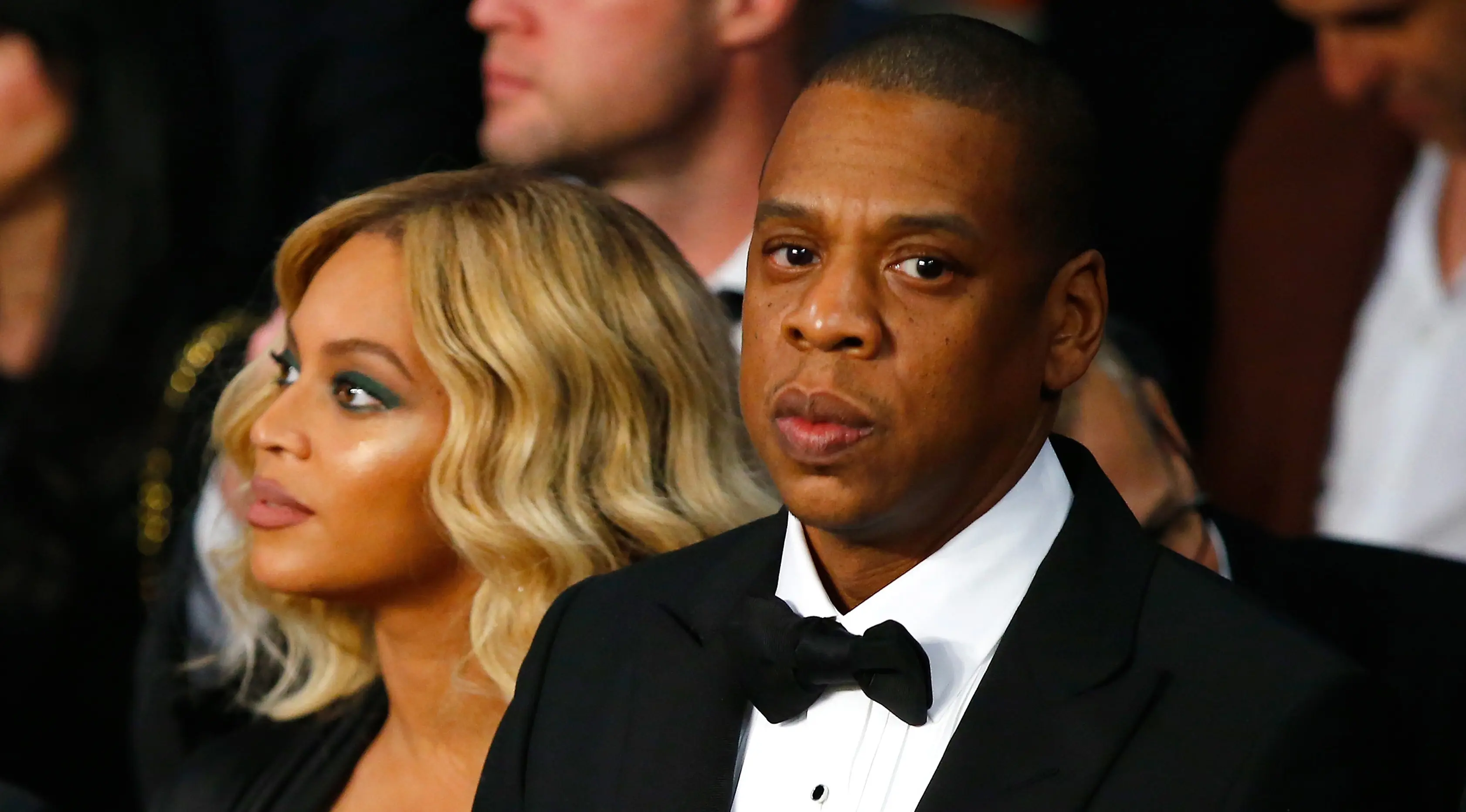 Penyanyi Beyonce dan suaminya Jay - Z menonton pertandingan tinju antara Miguel Cotto melawan Canelo Alvarez di Mandalay Bay Events Center, Amerika Serikat, (21/11). Canelo Alvarez keluar sebagai pemenang pada pertandingan ini. (Al Bello/AFP)